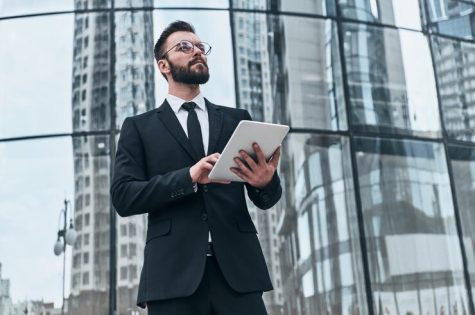 obtendo-melhores-resultados-jovem-bonito-de-terno-completo-usando-tablet-digital_425904-10551